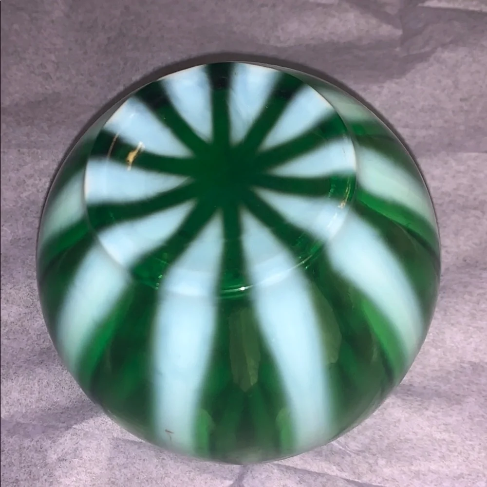 Fenton art glass green ivy ball new world